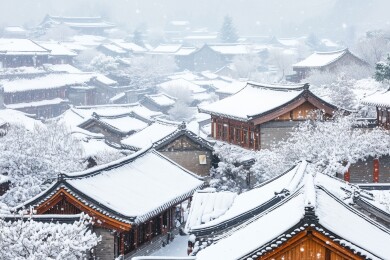 被冰雪覆盖的小镇