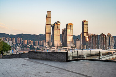 夕阳照射下的重庆来福士城市建筑