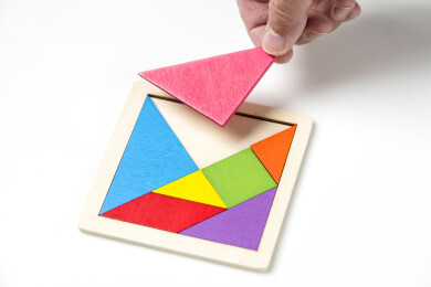 益智玩具七巧板摆放在桌面上特写