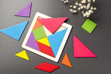 益智玩具七巧板摆放在桌面上特写