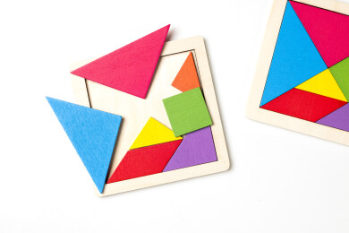 益智玩具七巧板摆放在桌面上特写