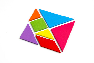 益智玩具七巧板摆放在桌面上特写