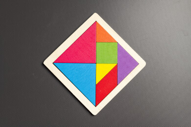 益智玩具七巧板摆放在桌面上特写