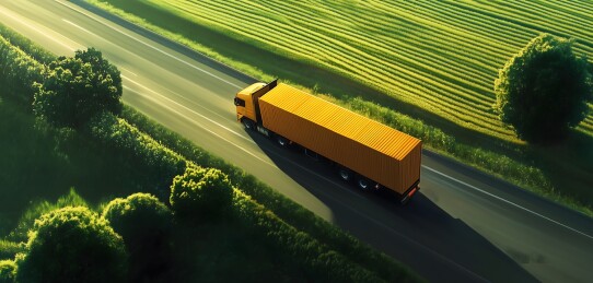 黄色的卡车在道路中行驶俯视图