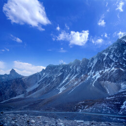 中国新疆独库公路穿越“铁里买提达坂”