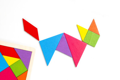 使用七巧板拼成的小猫图案