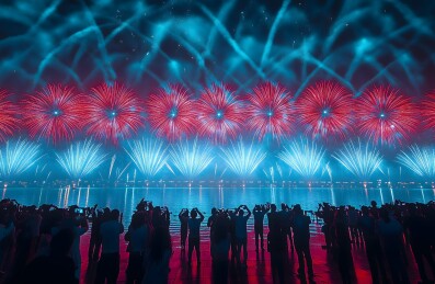 新年人们观赏夜空中绽放着五彩斑斓的烟花