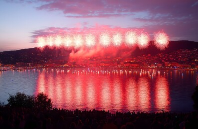 新年人们观赏夜空中绽放着五彩斑斓的烟花