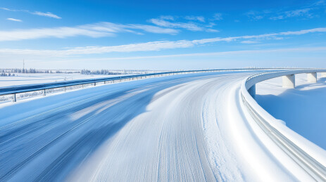 冬季蜿蜒雪地高架路