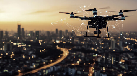 一架携带货物的无人机飞越城市