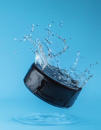 蓝色背景下水滴的特写镜头