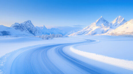 雪地中的弯曲公路