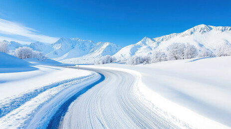 雪地中的弯曲公路
