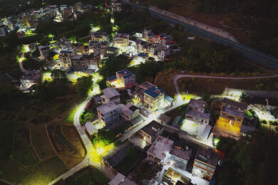 中国广西梧州蒙山县太阳能路灯照亮村屯之夜