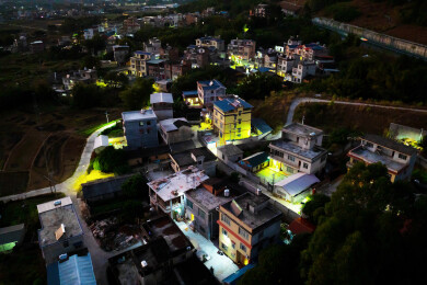 中国广西梧州蒙山县太阳能路灯照亮村屯之夜