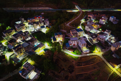 中国广西梧州蒙山县太阳能路灯照亮村屯之夜