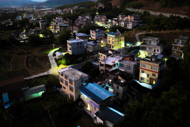 中国广西梧州蒙山县太阳能路灯照亮村屯之夜