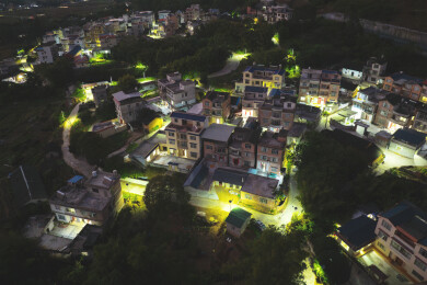 中国广西梧州蒙山县太阳能路灯照亮村屯之夜