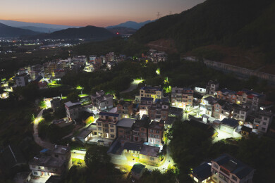 中国广西梧州蒙山县太阳能路灯照亮村屯之夜