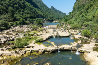 中国广西鹿寨县干涸响水滩河床嶙峋怪石景观