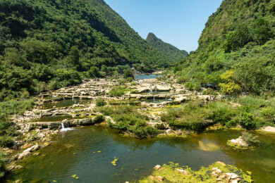 中国广西鹿寨县干涸响水滩河床嶙峋怪石景观