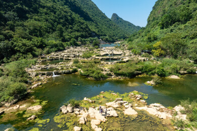 中国广西鹿寨县干涸响水滩河床嶙峋怪石景观