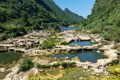 中国广西鹿寨县干涸响水滩河床嶙峋怪石景观