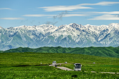 中国新疆伊犁那拉提空中草原雪后风景
