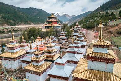 中国西藏类乌齐县卡玛多塔林建筑寺庙景观