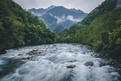 云南怒江州高黎贡山独龙江河流自然风光