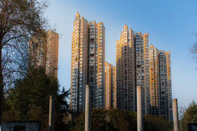 建筑物对天的低角度视图