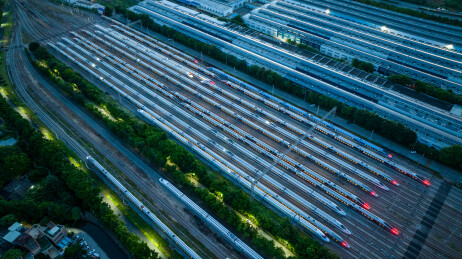 中国广东广州的高铁站台停满高速列车