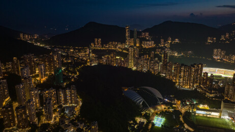 无人机俯拍中国香港灯火通明的城市景观