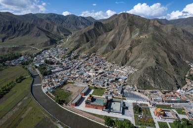 甘肃甘南拉卜楞寺高原藏地古城全景航拍