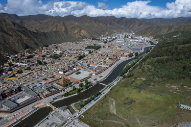 甘肃甘南拉卜楞寺高原藏地古城全景航拍