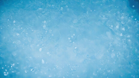  蓝色背景上的水滴主题