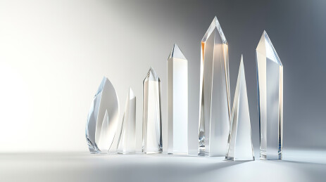 白色背景下的玻璃镜头