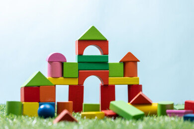 不同颜色形状的积木