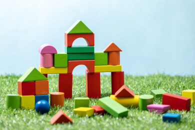 不同颜色形状的积木