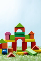 不同颜色形状的积木