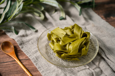 桌面上的盘子里的美味可口的菠菜烩面