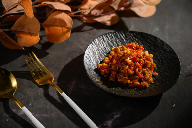 桌面上的盘子里的美味可口的青红剁椒