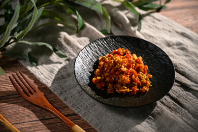 桌面上的盘子里的美味可口的青红剁椒