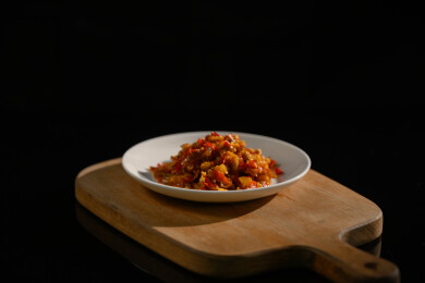 桌面上的盘子里的美味可口的青红剁椒