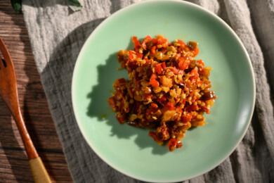 桌面上的盘子里的美味可口的青红剁椒