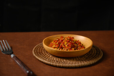 桌面上的盘子里的美味可口的青红剁椒