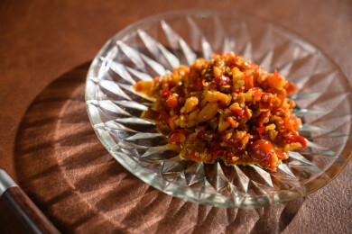 桌面上的盘子里的美味可口的青红剁椒