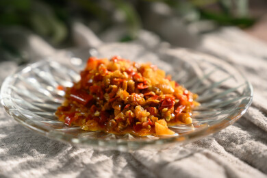 桌面上的盘子里的美味可口的青红剁椒