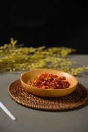 桌面上的盘子里的美味可口的青红剁椒