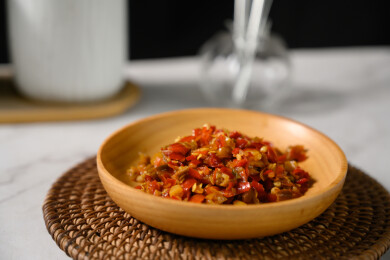 桌面上的盘子里的美味可口的青红剁椒